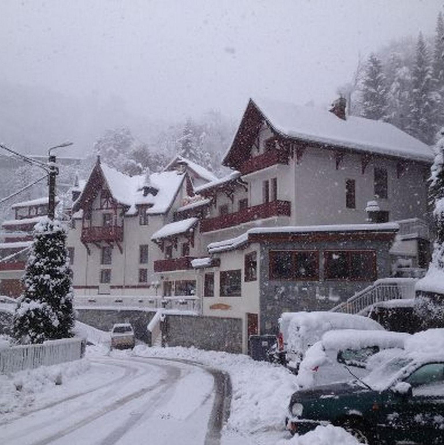 Hotel Les Chalets บรีดเดอ-เล-แบ็ง ภายนอก รูปภาพ